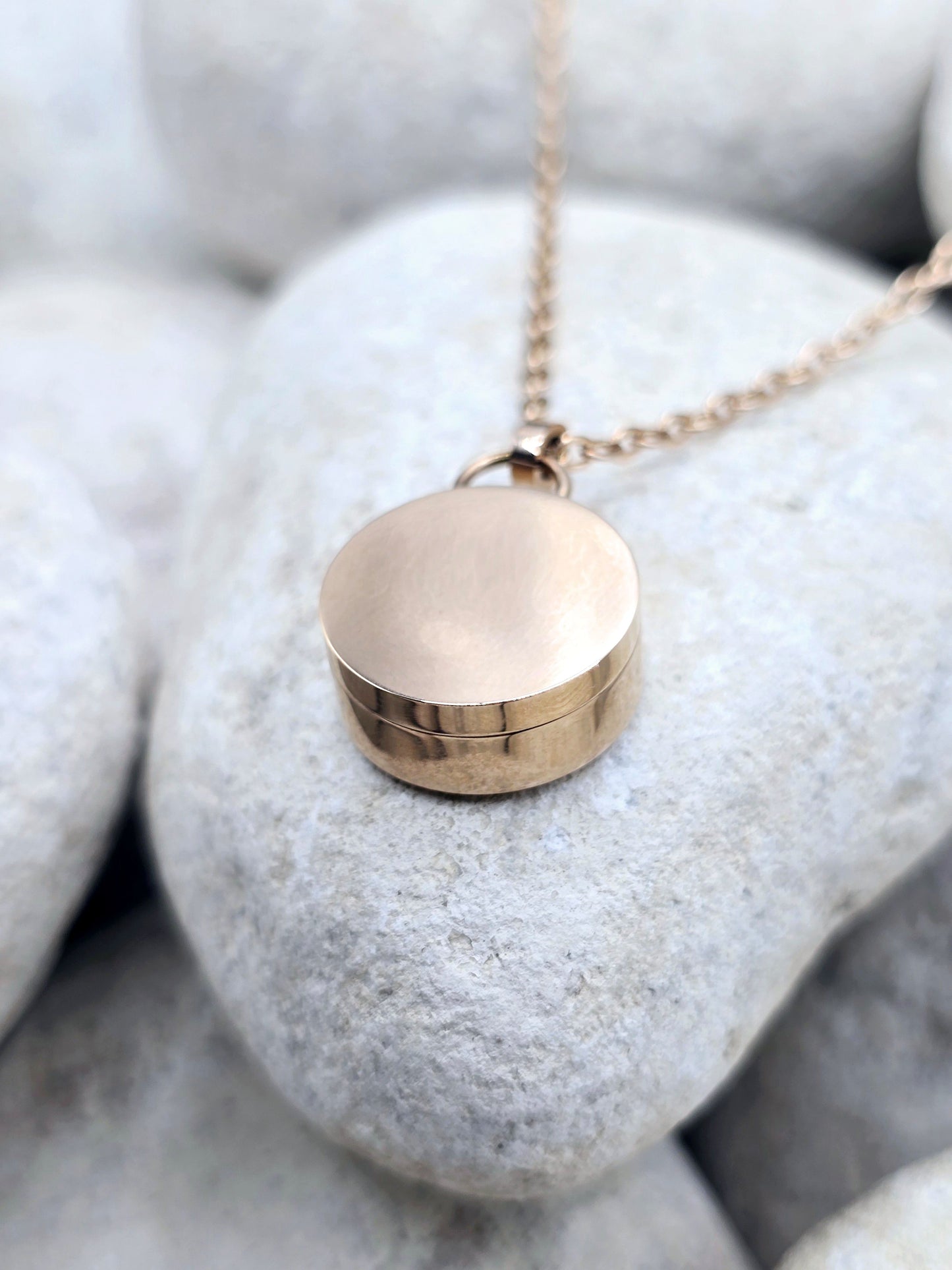 Stainless steel - plated rose gold urn necklace