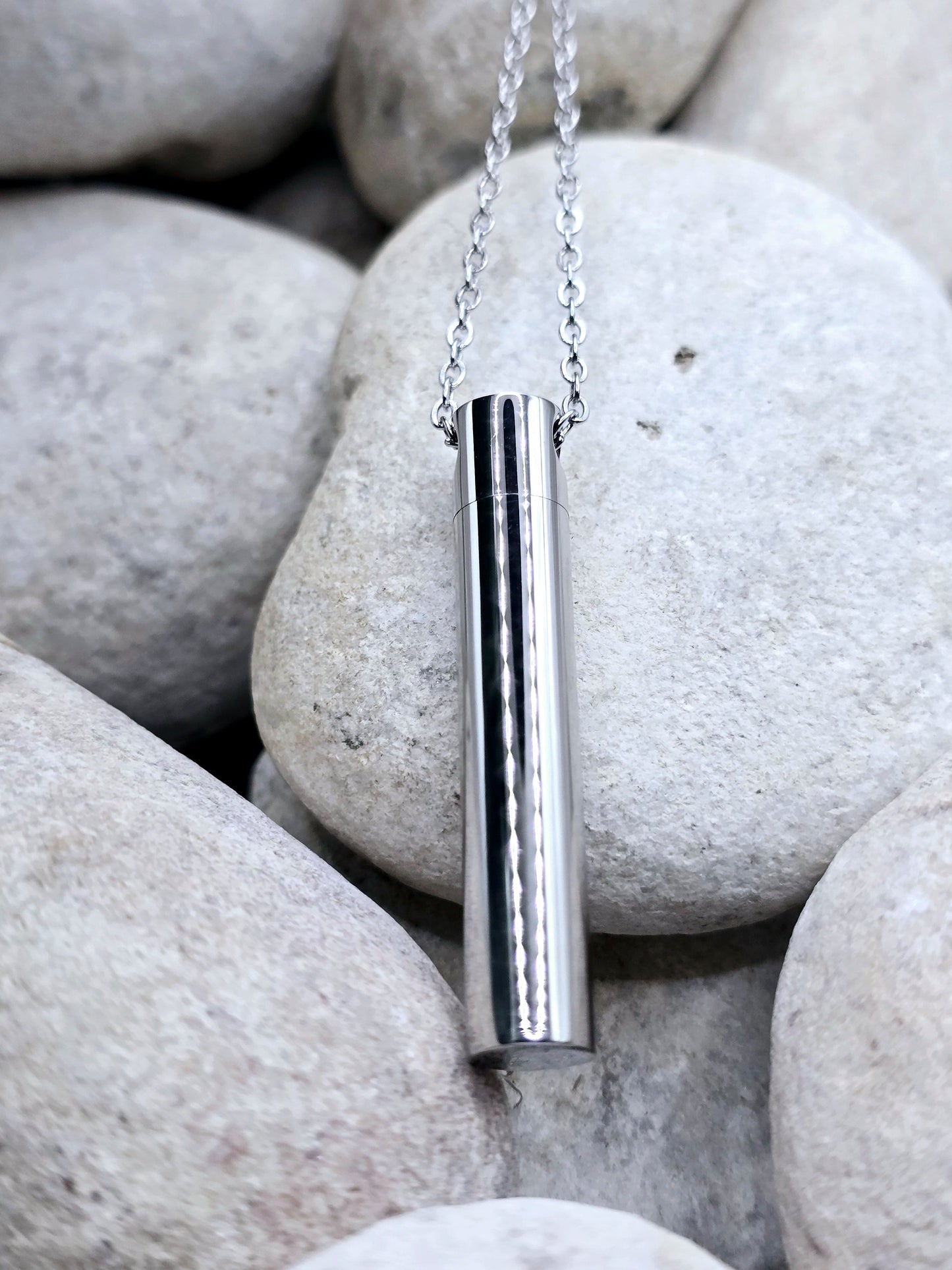 Cylinder urn pendant and chain