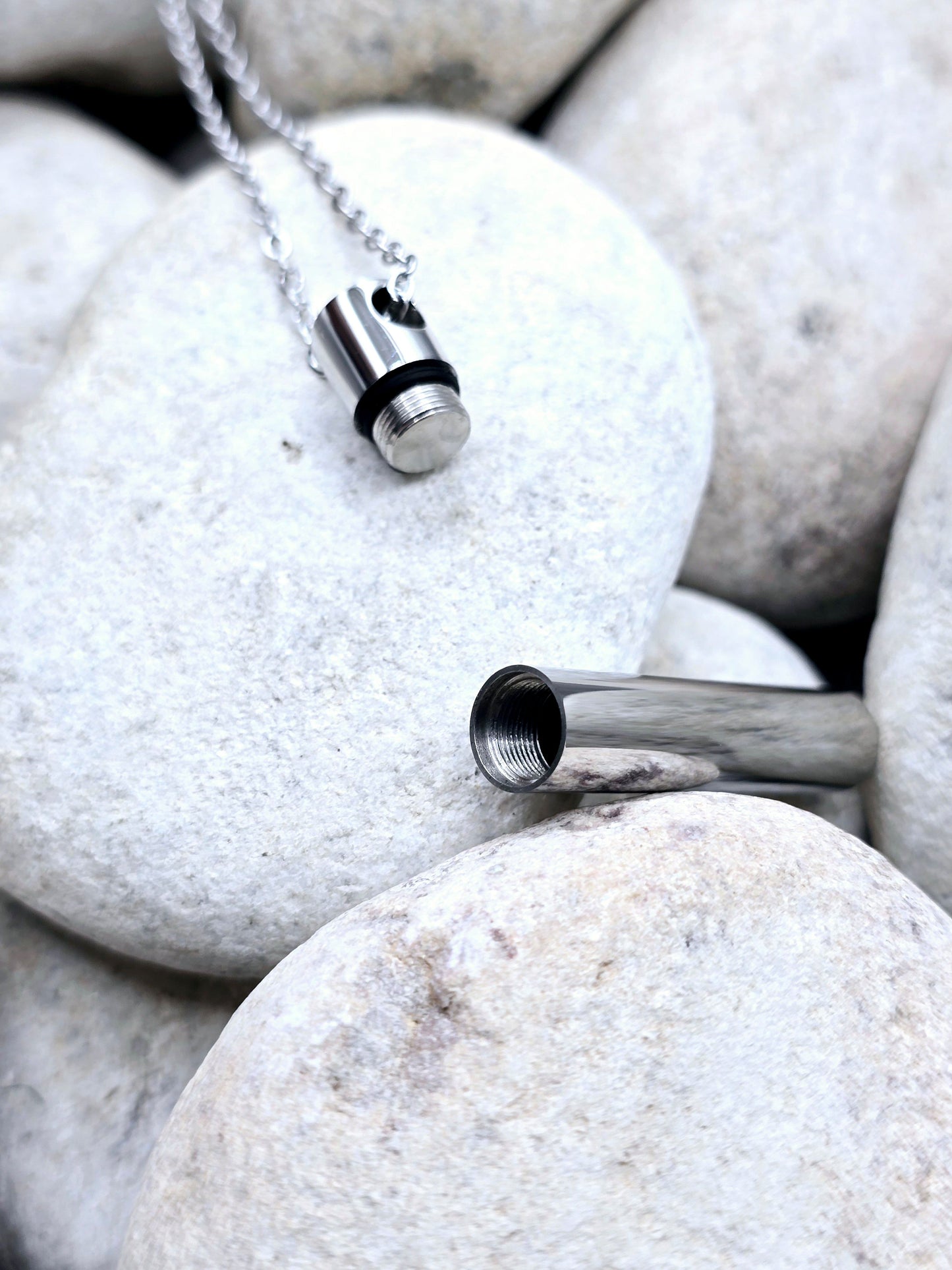 Cylinder urn pendant and chain